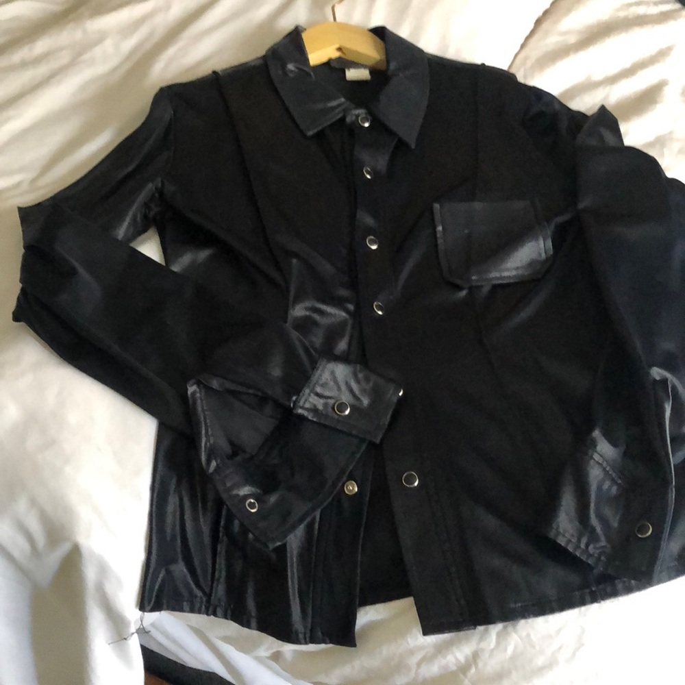 Blouse 80s inspired Black SZ Medium . It’s very fitted on the body . Great on